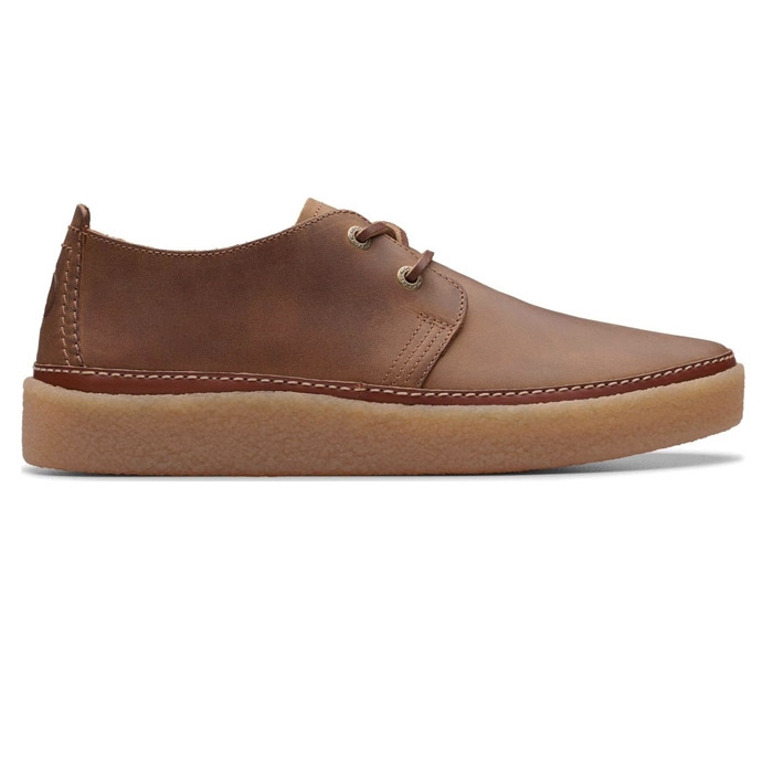 Η πλαϊνή όψη από ανδρικά καφέ παπούτσια clarks clarkwood low με κορδόνια