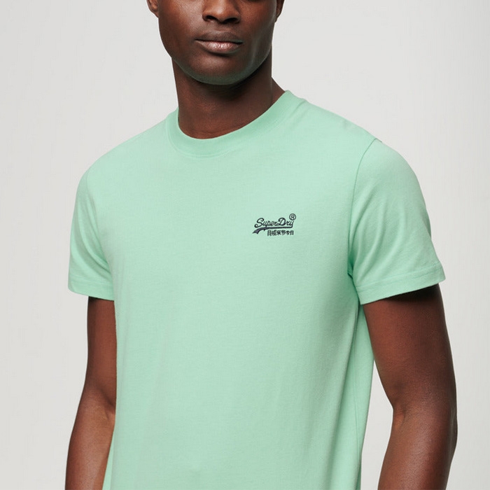 Superdry μπλούζα ανδρική σε ανοιχτό πράσινο χρώμα και το λογότυπο επάνω