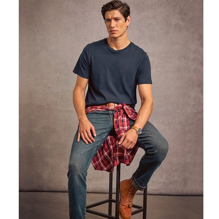 Ανδρική Superdry μπλούζα σε σκούρο μπλε χρώμα και χαλαρή άνετη γραμμή.