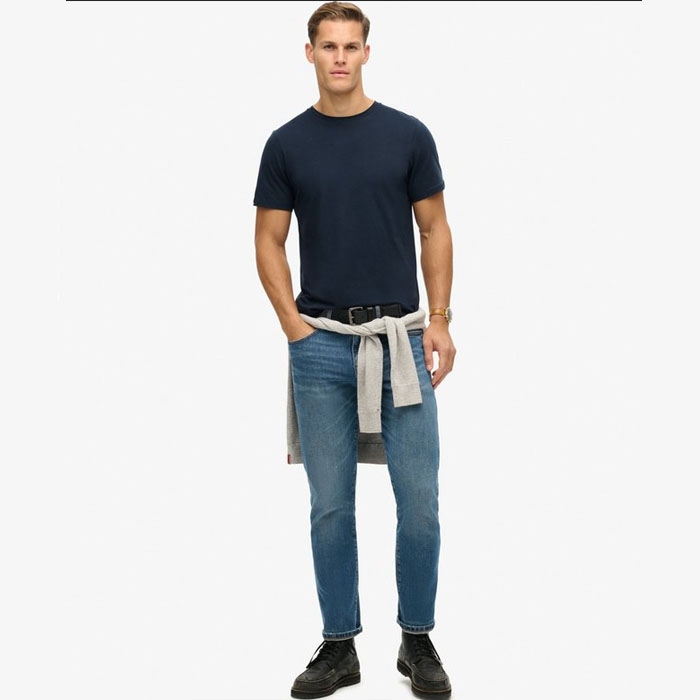 Ανδρική Superdry μπλούζα σε σκούρο μπλε χρώμα και χαλαρή άνετη γραμμή.