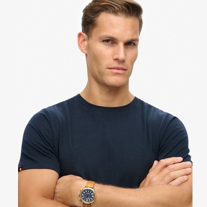 Ανδρική Superdry μπλούζα σε σκούρο μπλε χρώμα και χαλαρή άνετη γραμμή.