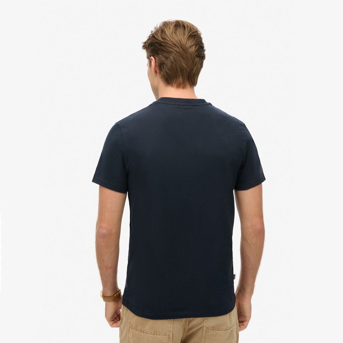 Η πίσω όψη από ανδρική σκούρα μπλε μπλούζα superdry 1011245