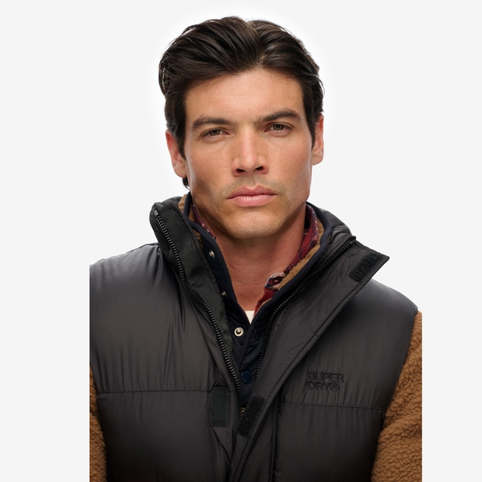 Superdry ανδρικά μαύρα γιλέκα Tech Padded από επίσημο μεταπωλητή
