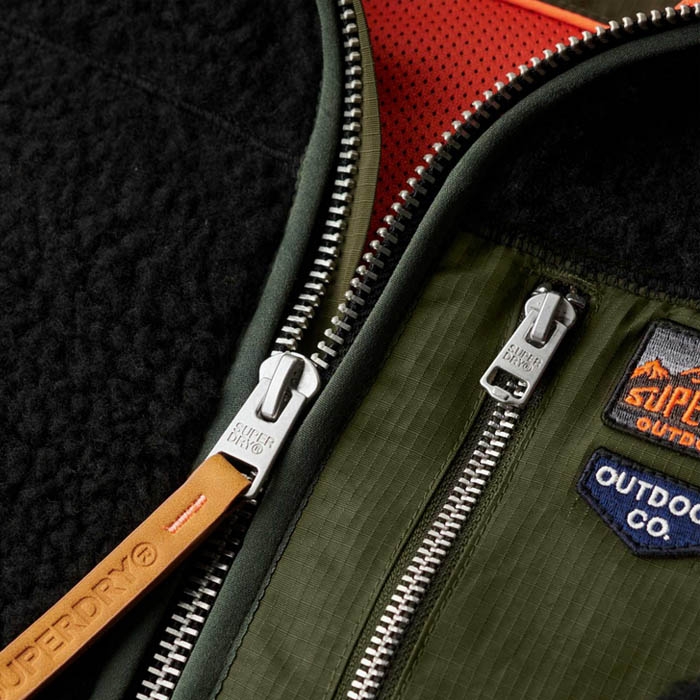 Ανδρικό fleece με φερμουάρ Superdry σε μαύρο χρώμα με πράσινες λεπτομέρειες M2014141A-02A