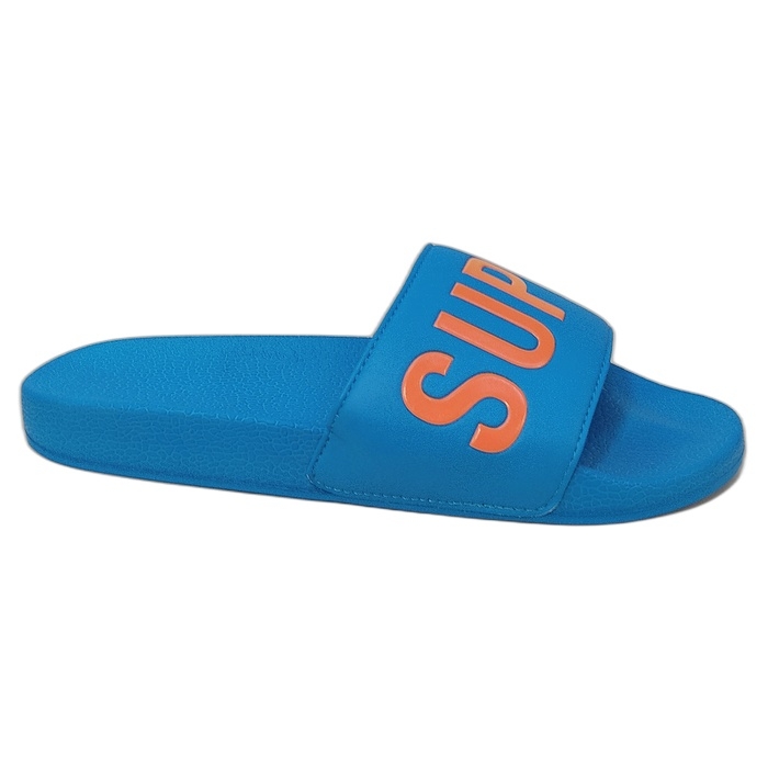 Ανδρική πλαστική σαγιονάρα Superdry σε ανοιχτό μπλε χρώμα με πορτοκαλί γράμματα