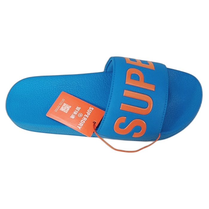 Ανδρική πλαστική σαγιονάρα Superdry σε ανοιχτό μπλε χρώμα με πορτοκαλί γράμματα