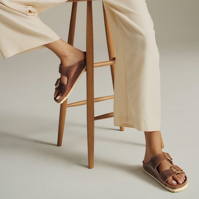 Δερμάτινα πέδιλα Birkenstock Big Buckle με μεγάλη αγκράφα σε κονιάκ χρώμα 1011073